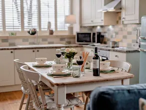 Holiday home with barbecue & garden - Image 5