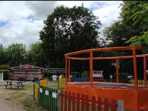 Mobilheim mit Terrasse und Pool - Image 3