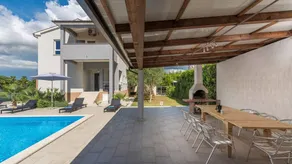 Apartment with terrace, garden & BBQ - Image 3