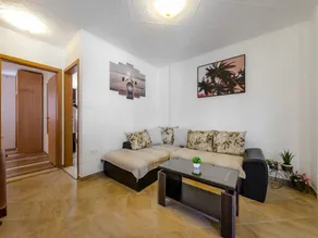 Apartment with terrace - Image 3