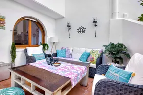 Appartement de vacances entièrement équipé avec internet haut débit, terrasse et piscine | Vue jardin - Image 3