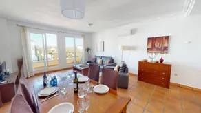 Appartement de vacances adapté aux familles avec jardin et piscine - Image 5
