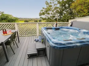 Family-oriented cottage with garden & hot tub - Image 2