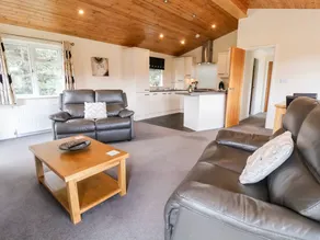 Cottage with sauna, hot tub & pool - Image 3