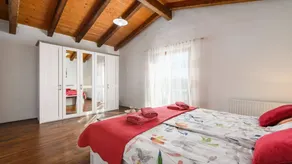 Fully equipped flat with pool, terrace & garden - Image 4