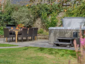 Cottage with garden & hot tub - Image 2