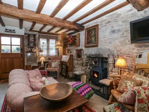 Cottage with hot tub & garden - Image 5