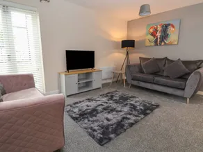 Family-friendly cottage with garden - Image 4