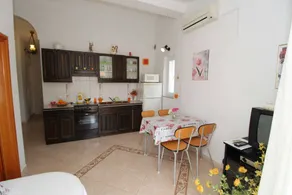 Flat with terrace, garden & BBQ - Image 5