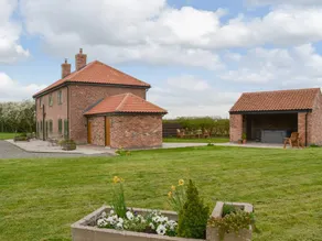 Cottage with hot tub & garden | River view - Image 3