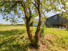 Cottage with hot tub, garden & barbeque | Pet-friendly - Image 2