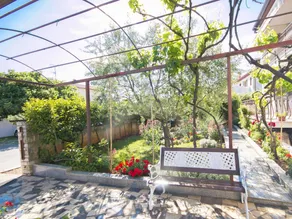Flat with garden - Image 4