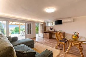 Holiday home with garden & terrace | Water view - Image 5
