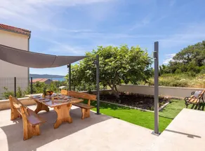 Holiday apartment with terrace & garden - Image 2