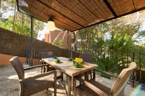 Villa with garden & terrace - Image 3