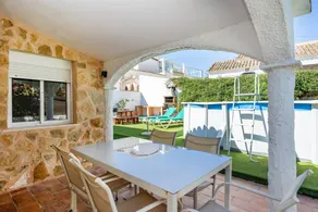 Fully equipped holiday home with private pool, garden & barbecue | Garden view - Image 5
