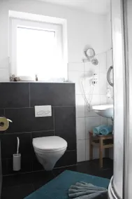 Flat with terrace & garden - Image 5
