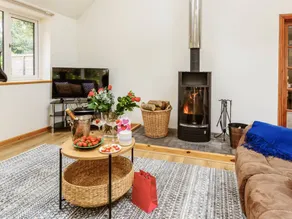 Cottage with garden, hot tub & BBQ - Image 3