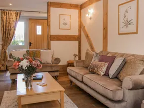 Cottage with jacuzzi & garden - Image 4