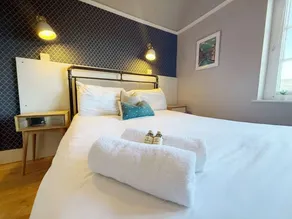 Family-friendly apartment with fast internet - Image 2