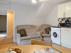 Cottage with garden & pool - Image 4