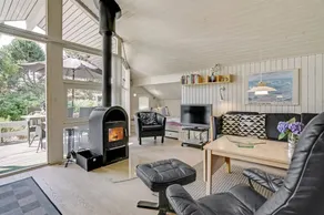Holiday home with garden, terrace & jacuzzi - Image 4