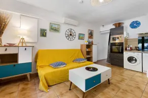 Holiday home with barbeque & terrace | Garden view - Image 4