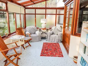Family-oriented cottage with garden - Image 4
