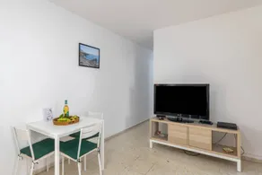 Appartement de vacances adapté aux familles avec internet haut débit | Vue montagne | À côté de la plage - Image 3