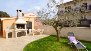 Holiday apartment with garden, terrace & BBQ - Image 5