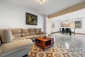 Appartement de vacances avec internet haut débit, terrasse et piscine | Vue ville - Image 2