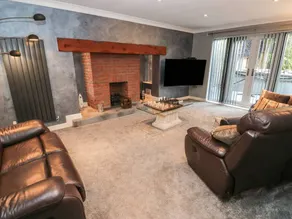 Cottage with jacuzzi & garden - Image 3