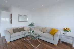 Children-friendly cottage with pool, sauna & hot tub | Next to British Airways i360 | Beach nearby - Image 5