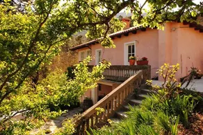 Agriturismo Il Filo di Paglia: Suggestivo open space perfetto per rilassarsi nel verde - Giardino e terrazza privati - Servizio di Ristorazione, Cantina di Vini Naturali e Massaggi - Image 5