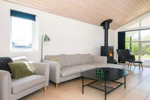 Holiday home with terrace & garden - Image 2