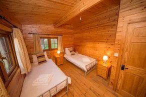 Cozy Family Log Cabin Rental for a Glamping Getaway near Bristol, England - Image 4