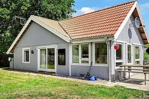 Holiday home with terrace, barbecue & garden - Image 4