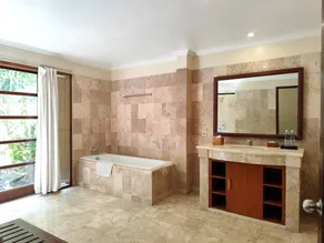 Child-friendly beautiful villa with terrace, garden & jacuzzi - Image 3