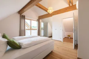 Ample apartment with terrace & garden - Image 2