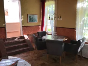 Apartment with garden - Image 4