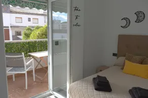 Flat with terrace & pool - Image 5