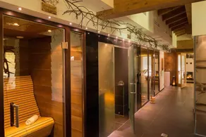 Double room, shower and bath, toilet - Image 3