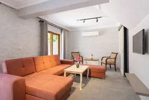 Ample villa with private pool | City view - Image 4