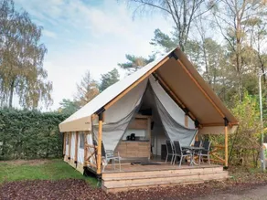 Child-friendly tent with heated pool & garden - Image 4