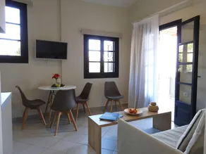 Villa with garden & terrace | Water view - Image 3