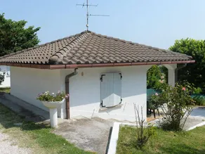 Bungalow with terrace & pool - Image 5