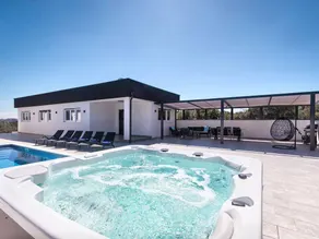 Fully equipped charming holiday home with barbecue, private pool & terrace - Image 3