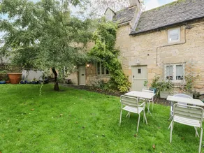 Cottage with garden - Image 2