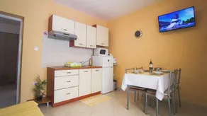 Beautiful flat with garden, barbeque & terrace - Image 4