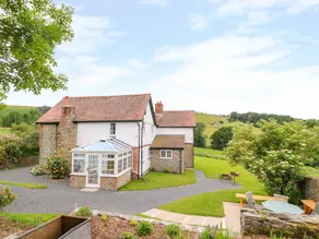 Cottage with BBQ, terrace & garden - Image 2